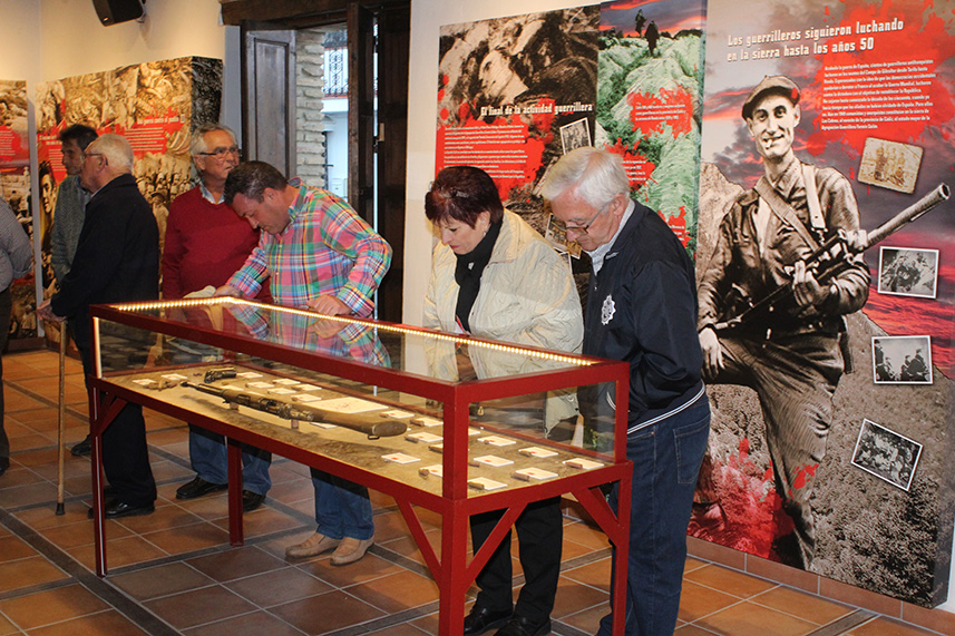 Visitantes de una de las salas de la Casa de la Memoria, en Jimena de la Frontera.