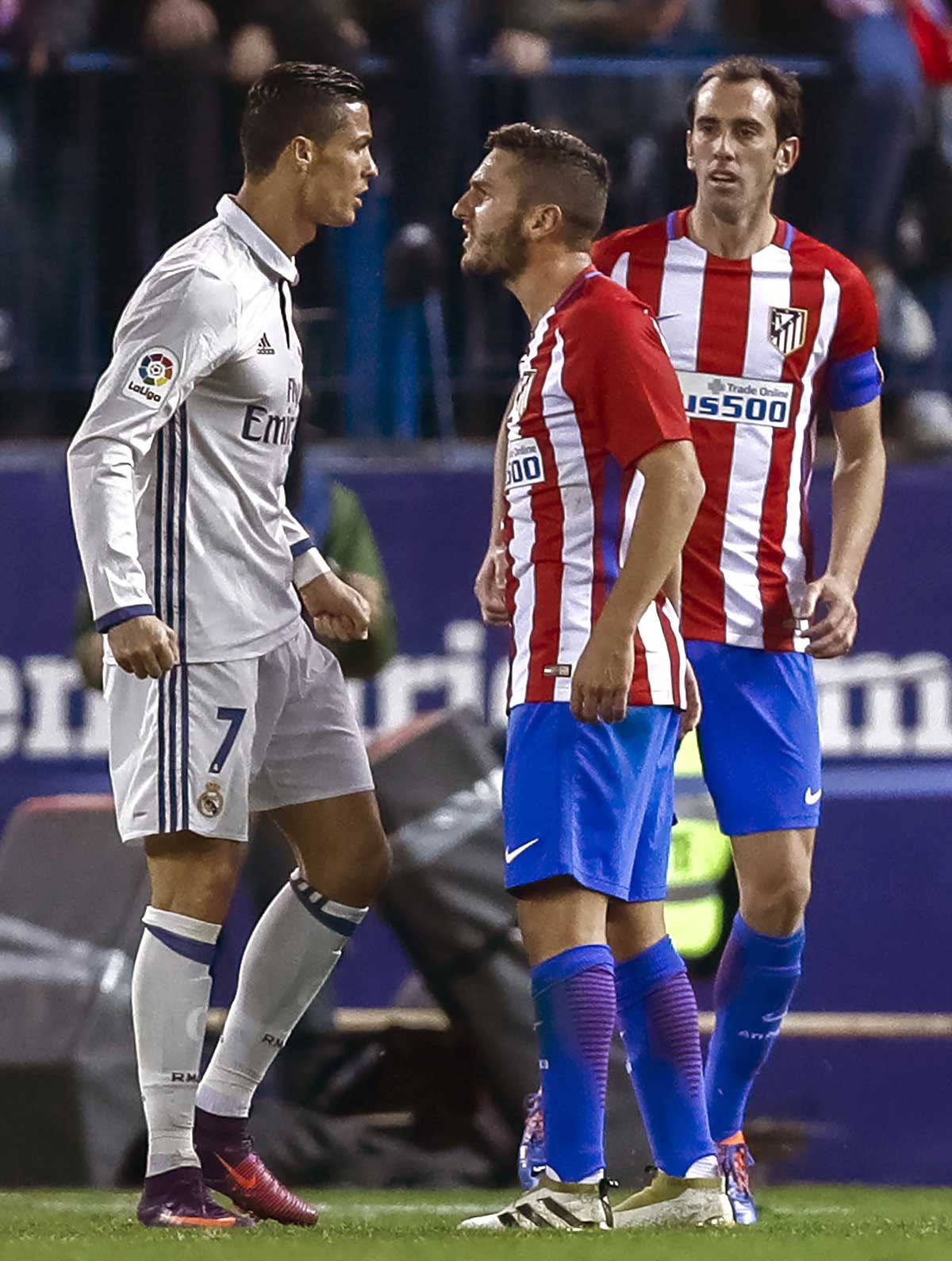 Choque verbal entre Cristiano y Koke durante el derby madrileño. 