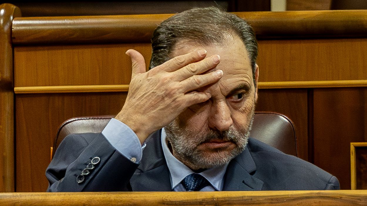 El diputado José Luis Ábalos desde su escaño en el Congreso. EP.