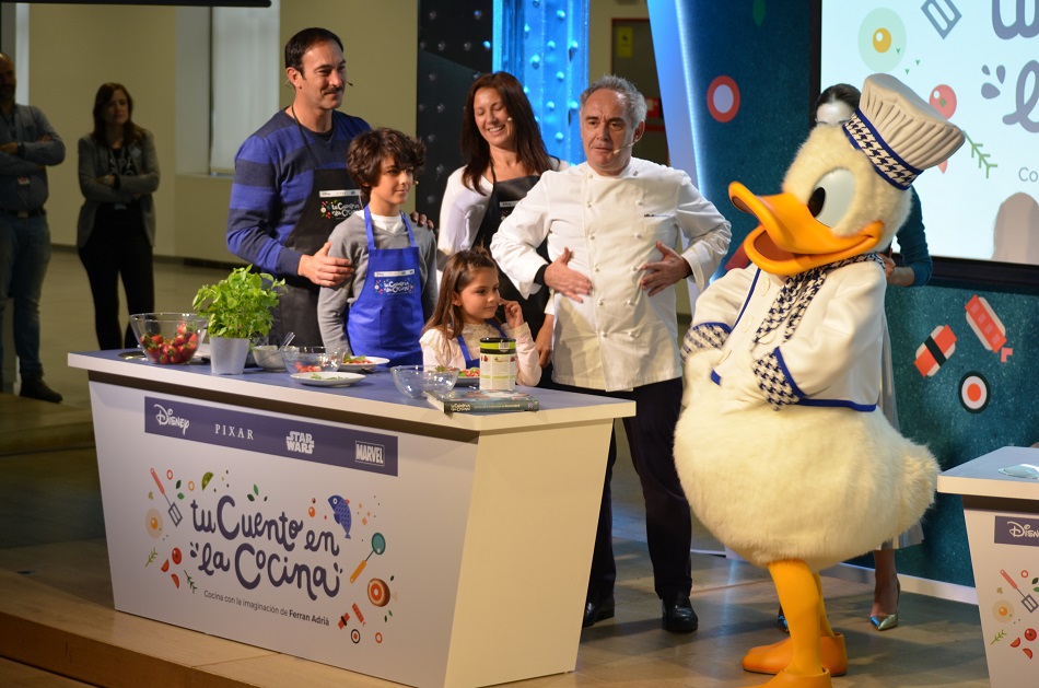Momento de la presentación de la nueva app 'Tu cuento en la cocina', con la presencia de Ferrán Adrià y el Pato Donald. 
