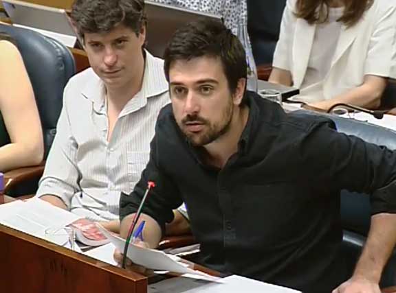 El portavoz de Podemos, Ramón Espinar durante su turno de preguntas a Cristina Cifuentes en la comisión de investigación de la corrupción de la Asamblea de Madrid