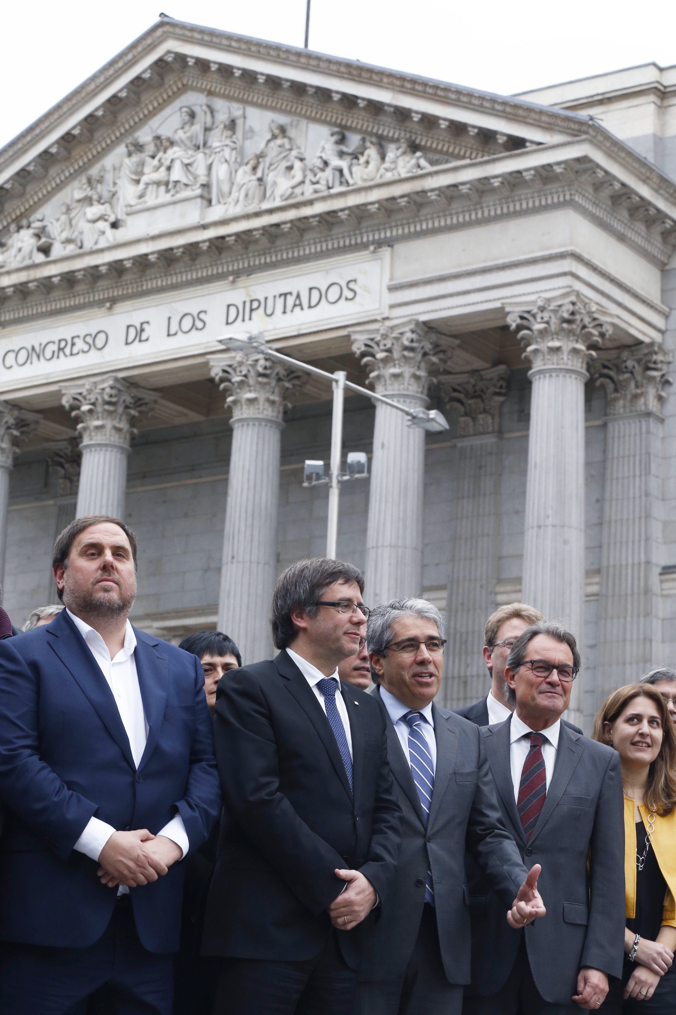 El portavoz de PDECat, Francesc Homs, acompañado del diputado de Junts pel Sí en el Parlament Lluis LLach, el vicepresidente de la Generalitat de Cataluña, Oriol Junqueras; el presidente, Ca0rles Puigdemont ; y el expresidente Artur Mas