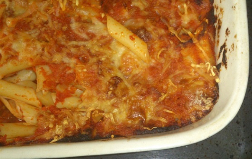Macarrones con chistorra gratinados y jamón cocido con piña