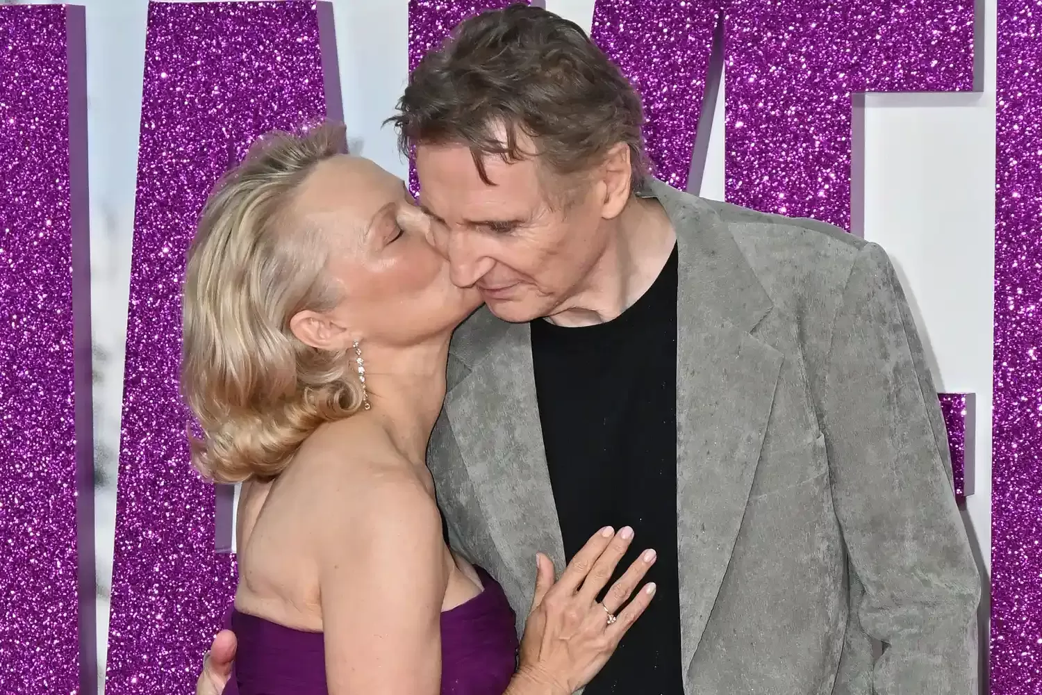 Pamela-Anderson-and-Liam-Neeson-1-30725.webp