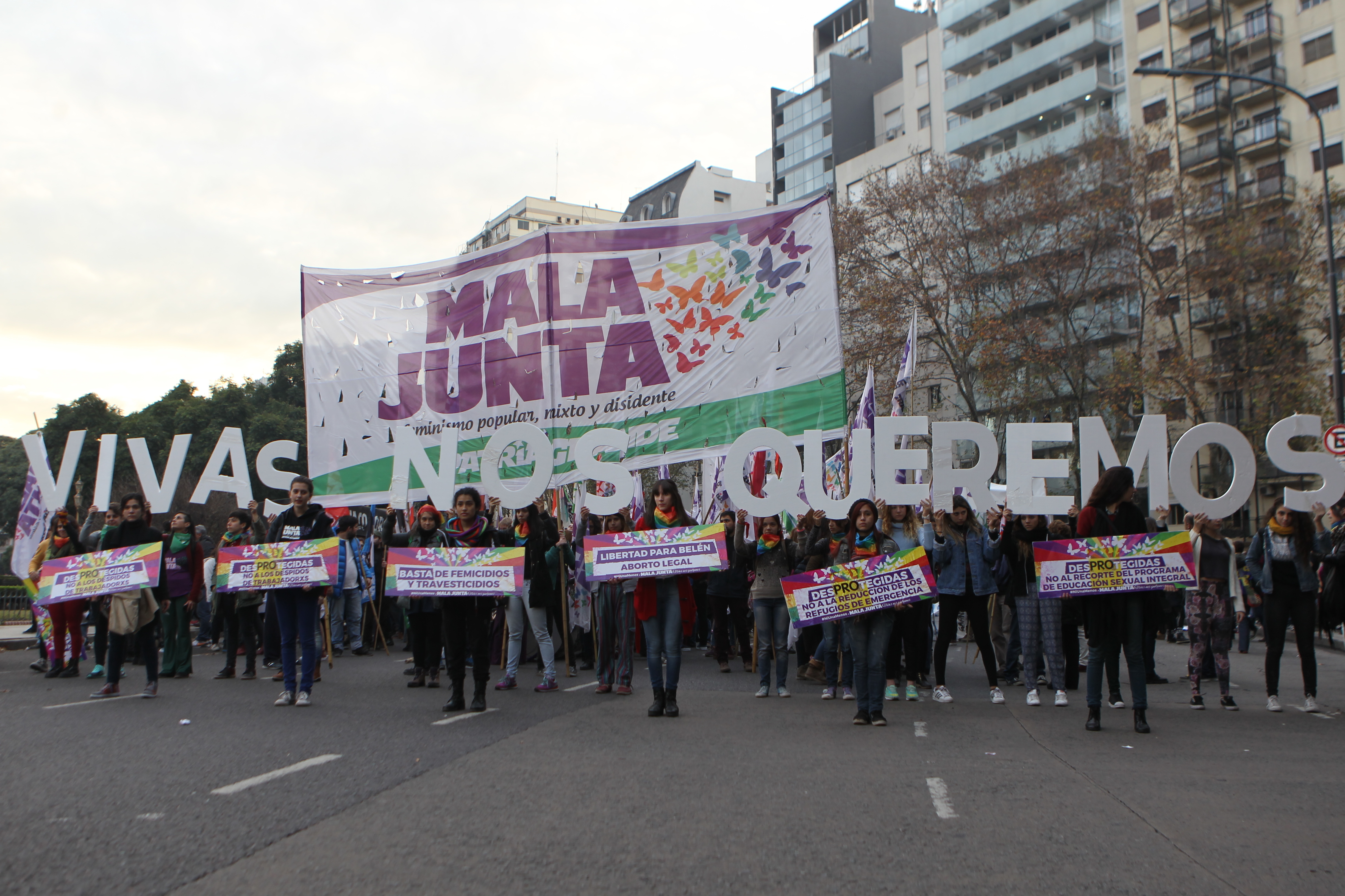 Miles de personas marchan para protestar contra la violencia machista al grito de "Ni Una Menos" en Buenos Aires (Argentina). 
