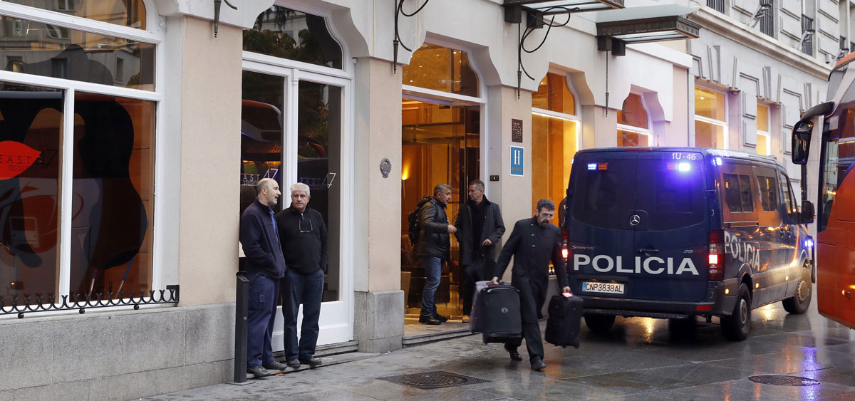 Un furgón de la Policía Nacional permanece a las puertas del hotel de Madrid donde ha fallecido Rita Barberá. EFE
