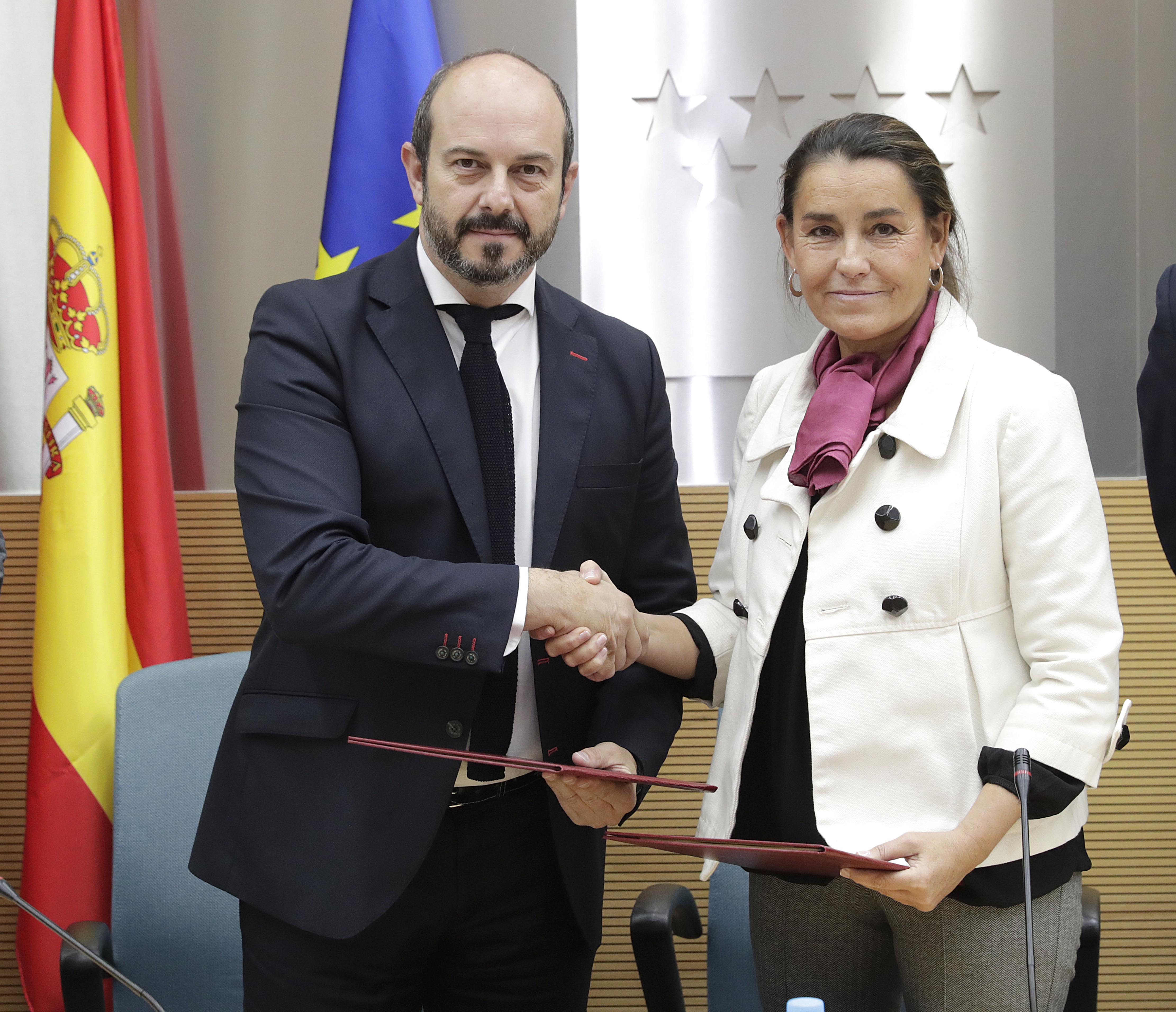 Amalia Blanco, directora de comunicación de Bankia, y Pedro Rollán, consejero de Transportes