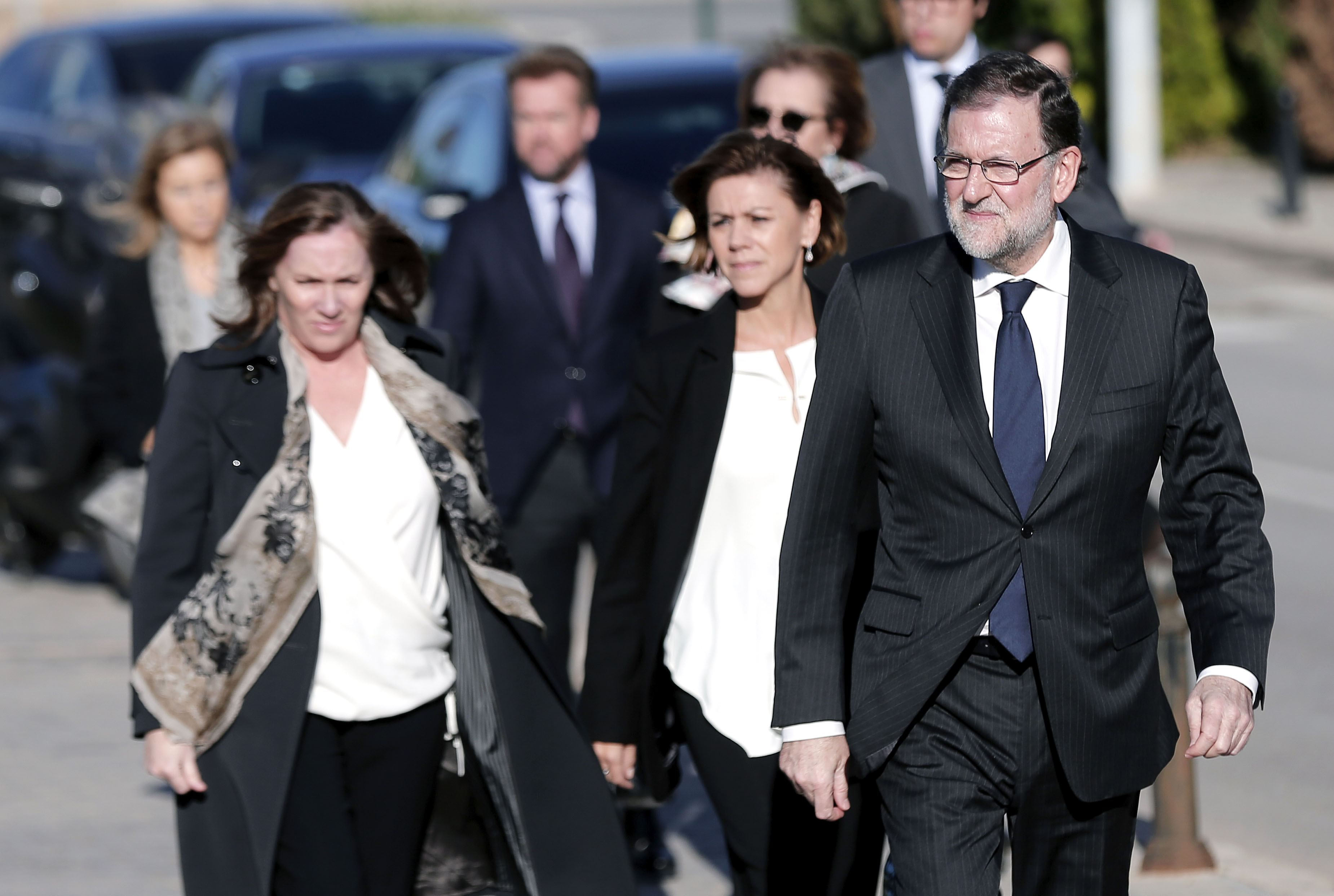 Mariano Rajoy, acompañado por su esposa y María Dolores de Cospedal (c), a su llegada al Tanatorio Municipal de Valencia para dar el pésame a la familia de Rita Barberá. 