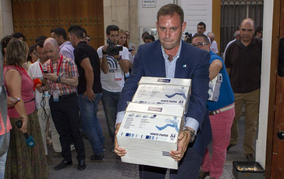 El alcalde de Jun con las cajas de firmas pidiendo un Congreso extraordinario del PSOE.., un proceso paralizado. EFE