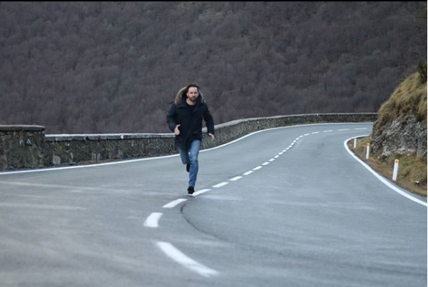 Santiago Abascal, presidente de VOX, corriendo hacia la cámara en una imagen de archivo.