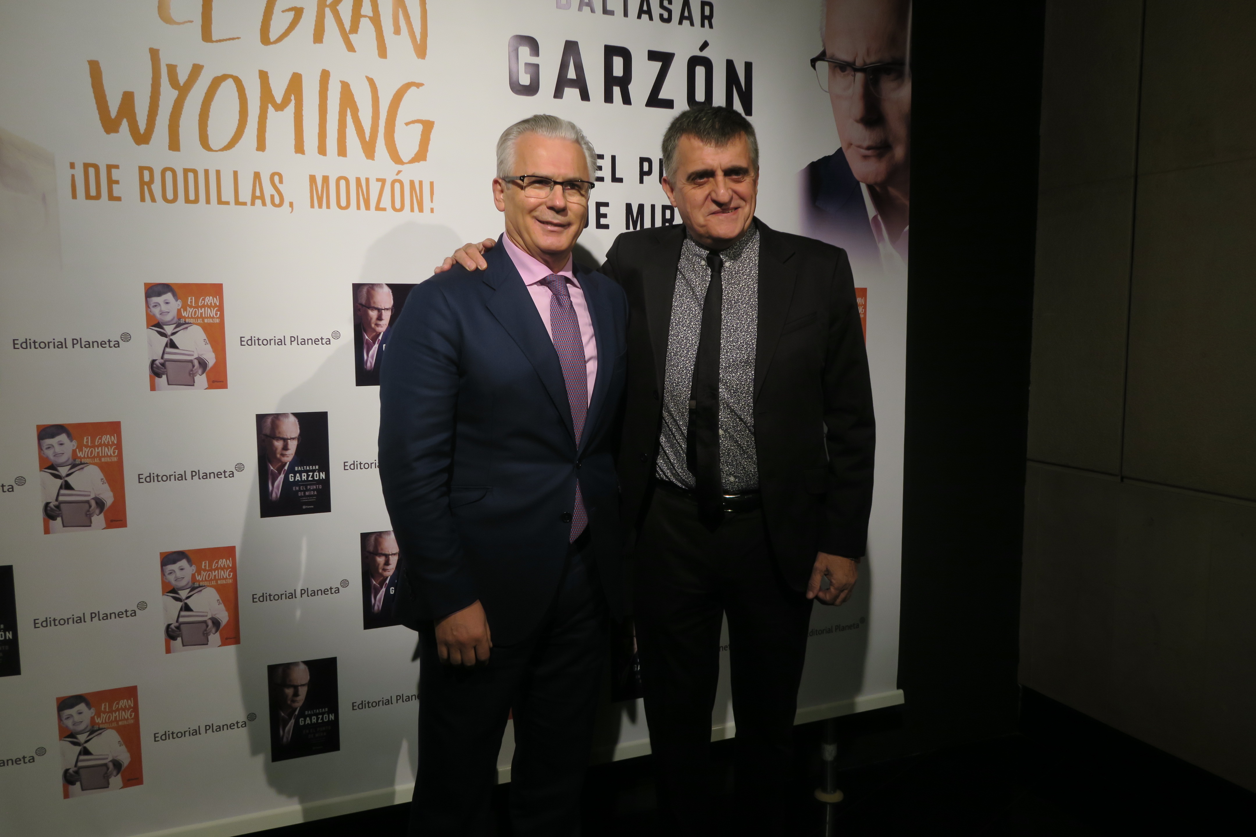 Baltasar Garzón y el Gran Wyoming en la presentación de sus libros.