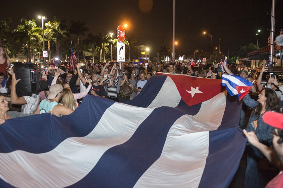 Cubanos exiliados en Miami celebran la muerte de Fidel Castro.
