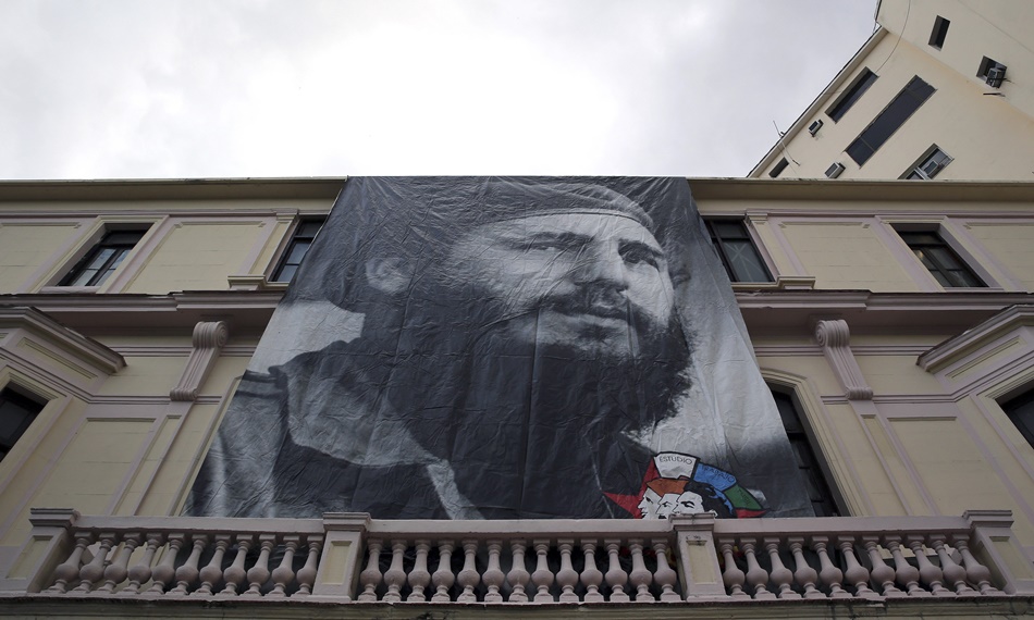Imagen de una lona con la cara de Fidel en sus tiempos de revolucionario. 