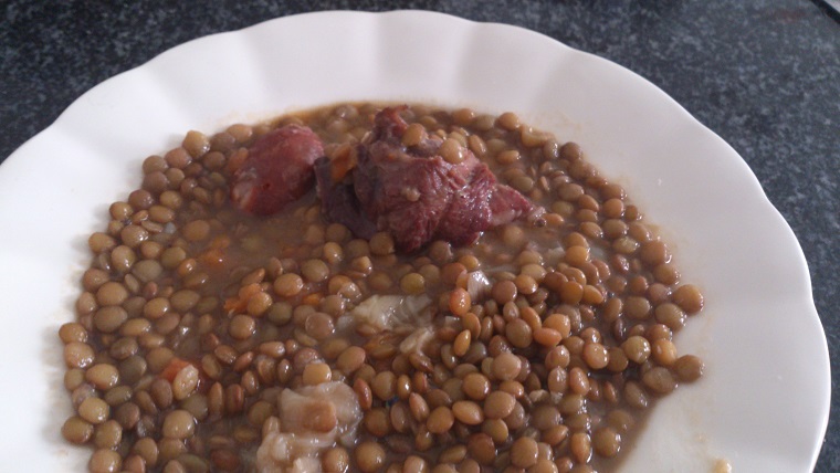 Lentejas con rabo de cedo y tortilla de bacalao y berenjenas