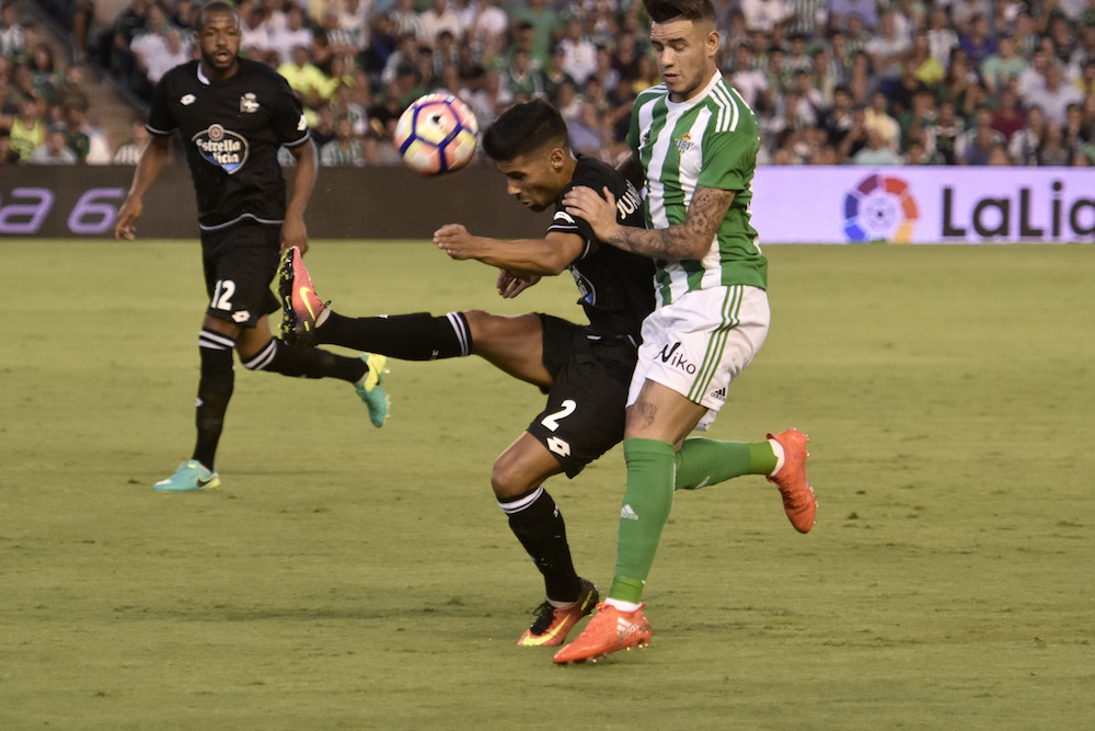 Imagen de archivo de un partido del Betis con el delantero Sanabria disputando un balón al deportivista Juanfran.