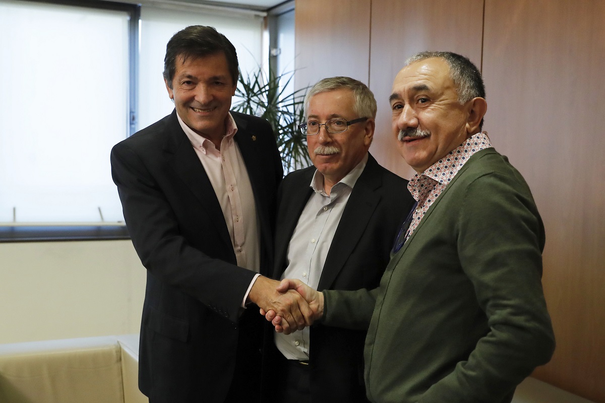 Javier Fernández, y los secretarios generales de CCOO y UGT, Ignacio Fernández Toxo y Pepe Álvarez.