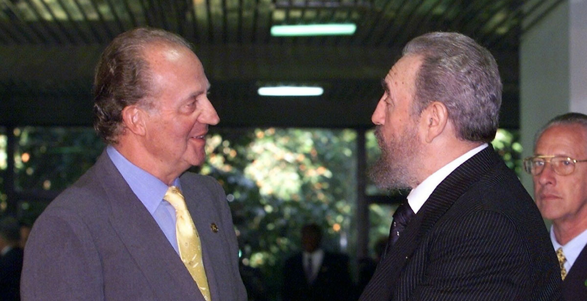 El Rey Don Juan Carlos saludado por el presidente cubano, Fidel Castro (d), durante la inauguración de la IX Cumbre Iberoamericana. 