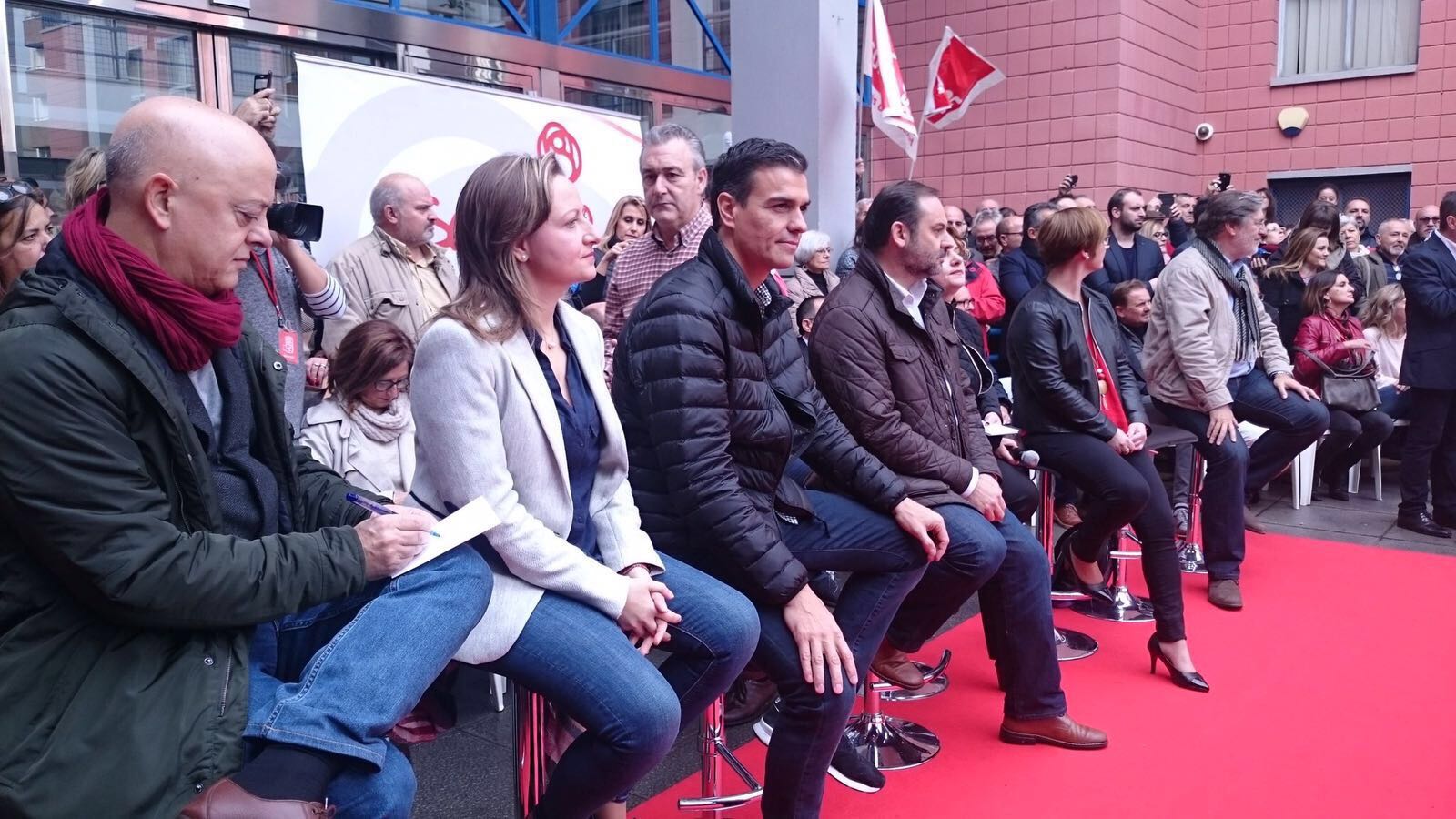 Pedro Sánchez, con Odón Elorza y José Antonio Pérez Tapias, en el acto de Xirivella.