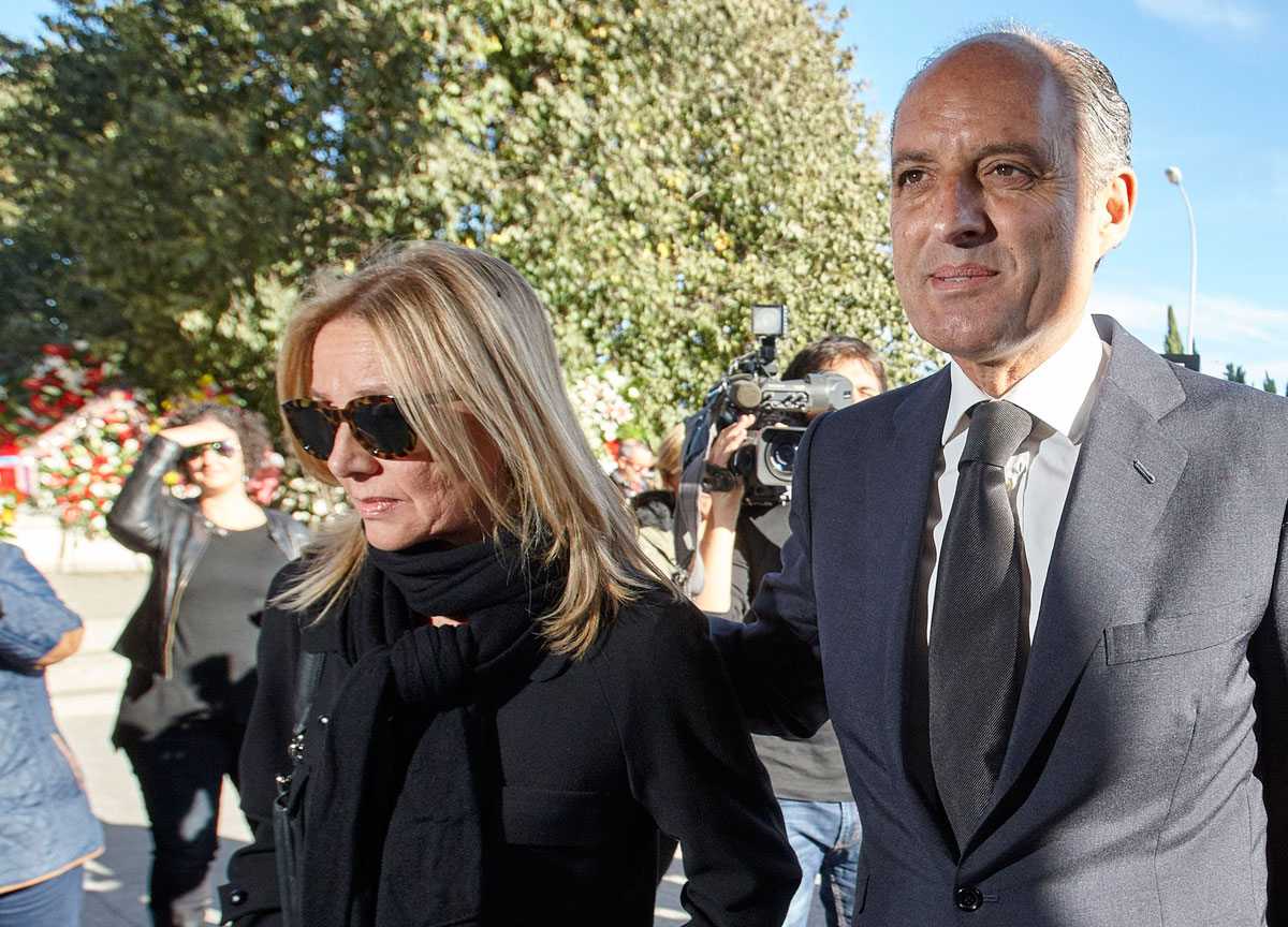 El expresident de la Generalitat Francisco Camps y su esposa, Isabel Bas, a su llegada al funeral de Rita Barberá