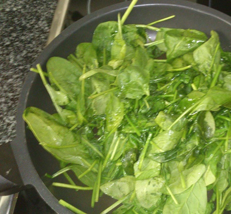 Espinacas en ensalada con bacon crujiente y rabo de añojo o buey deshuesado 
