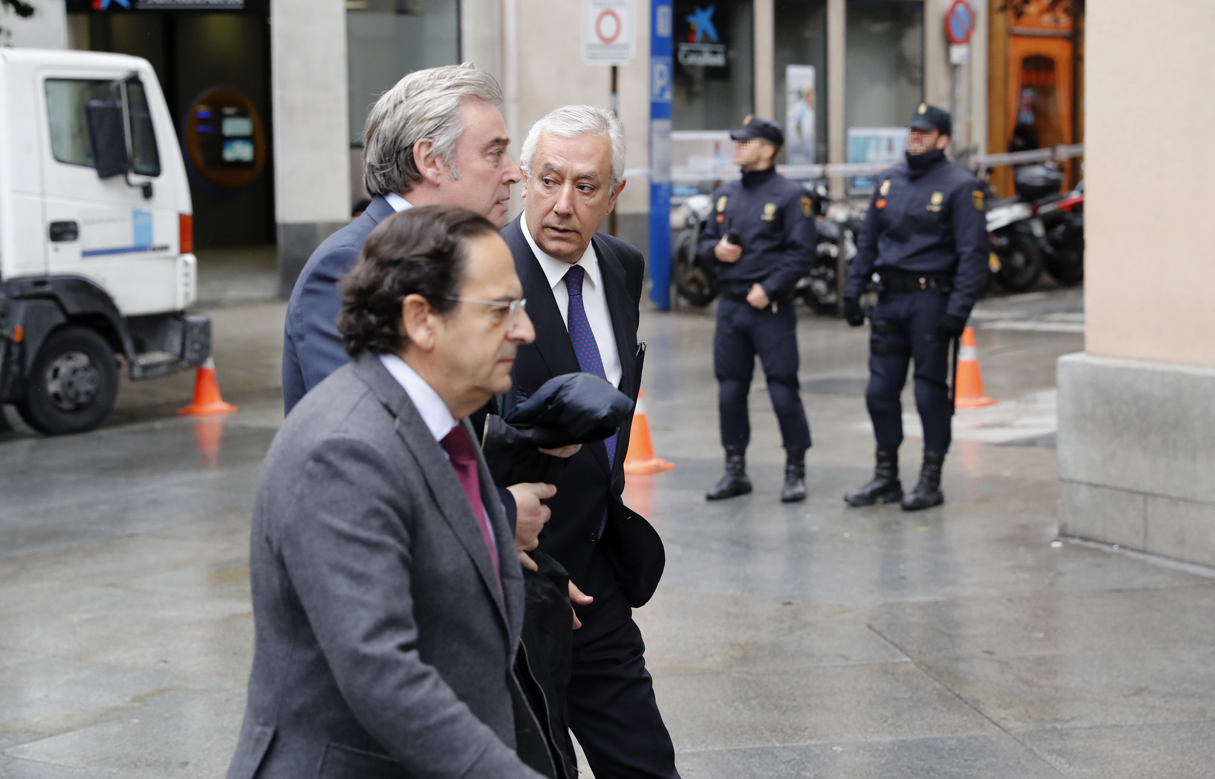 Arenas con los senadores José Manuel Barreiro y Luis Aznar a su llegada al Hotel Villareal donde falleció Rita Barberá
