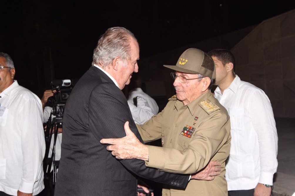 El rey Juan Carlos I saludando a Raúl Castro