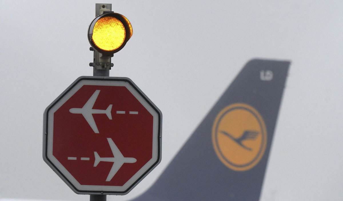 Un avión de la compañía aérea Lufthansa es fotografiado tras una señal de "stop" en el aeropuerto de Múnich (Alemania). EFE