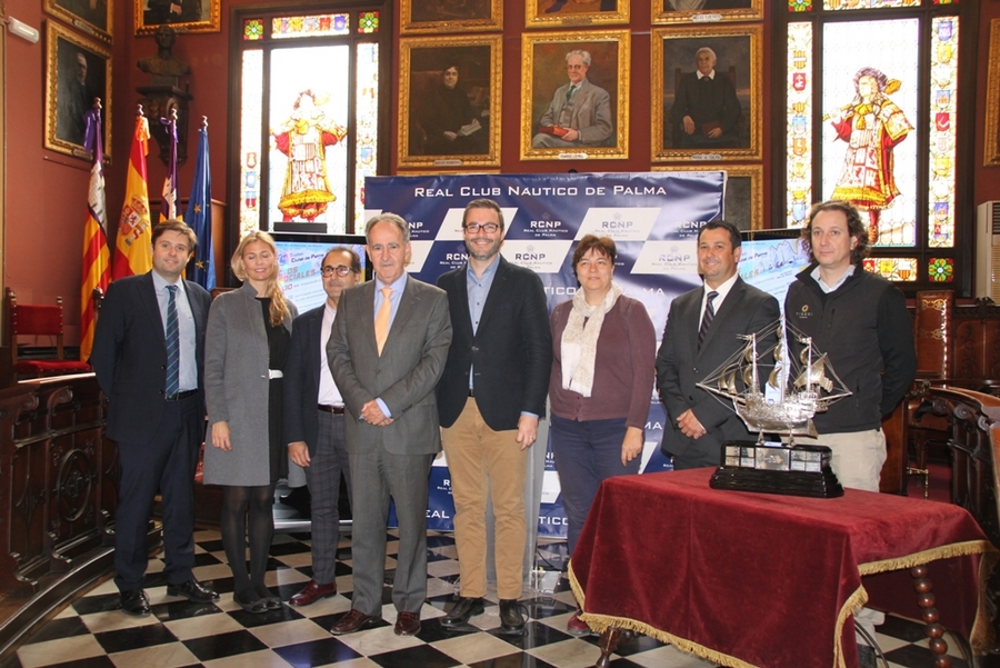 Presentación del trofeo Ciutat de Palma de Vela, en el salón de plenos del Ayuntamiento