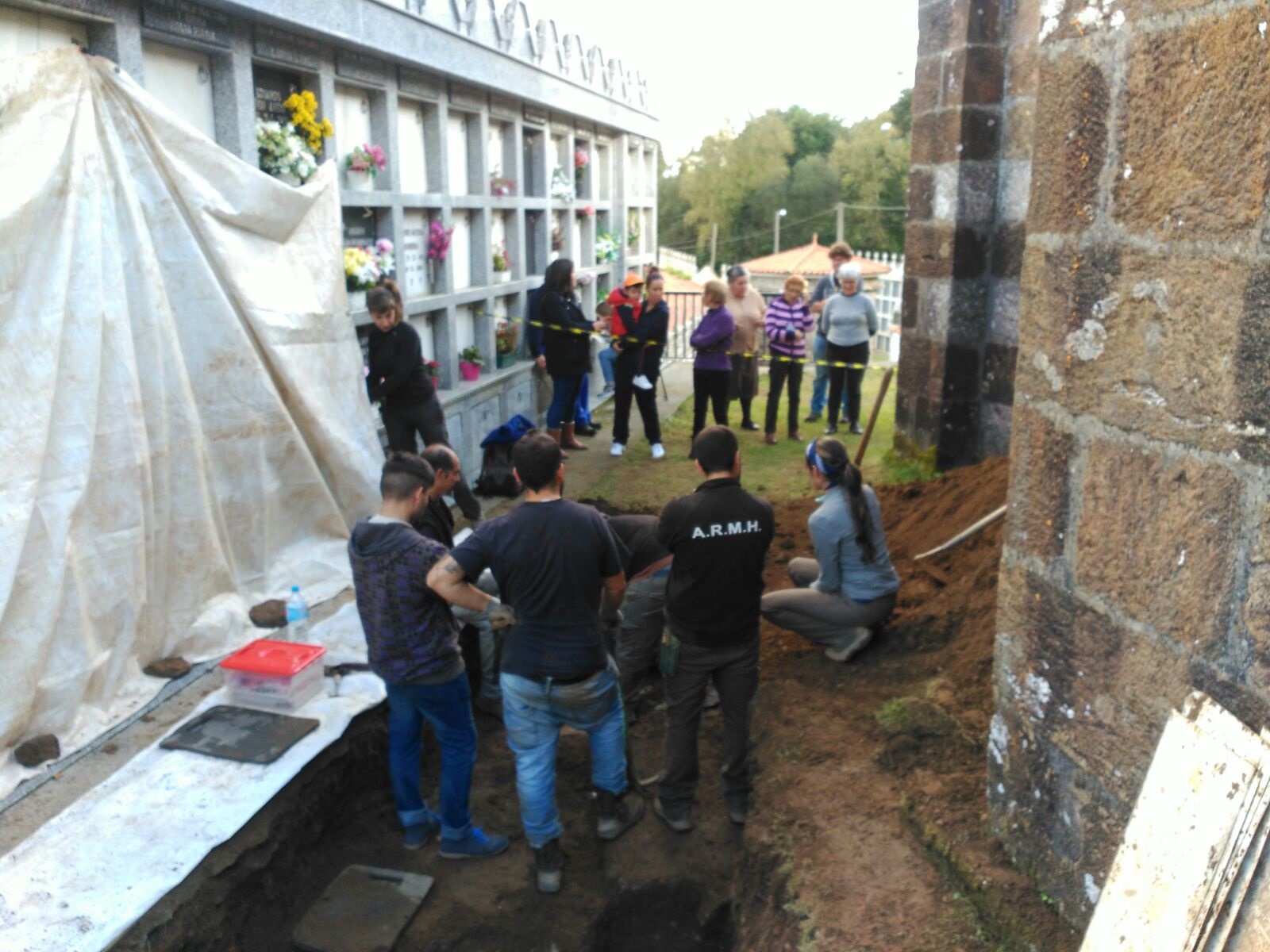 Un grupo de voluntarios de la Asociación para la Recuperación de la Memoria Histórica en una Fosa A Coruña