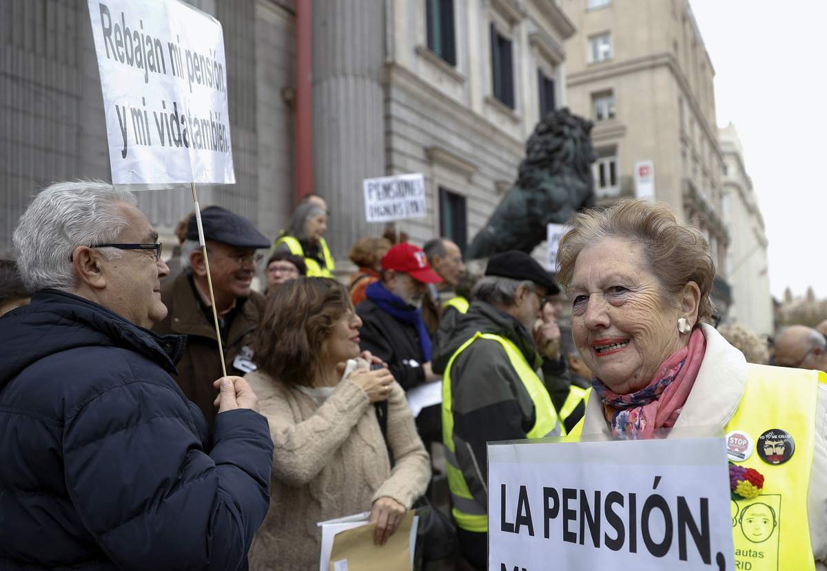 Vista de los participantes en una concentración celebrada en las escalinatas del Congreso de los Diputados en defensa de las pensiones.