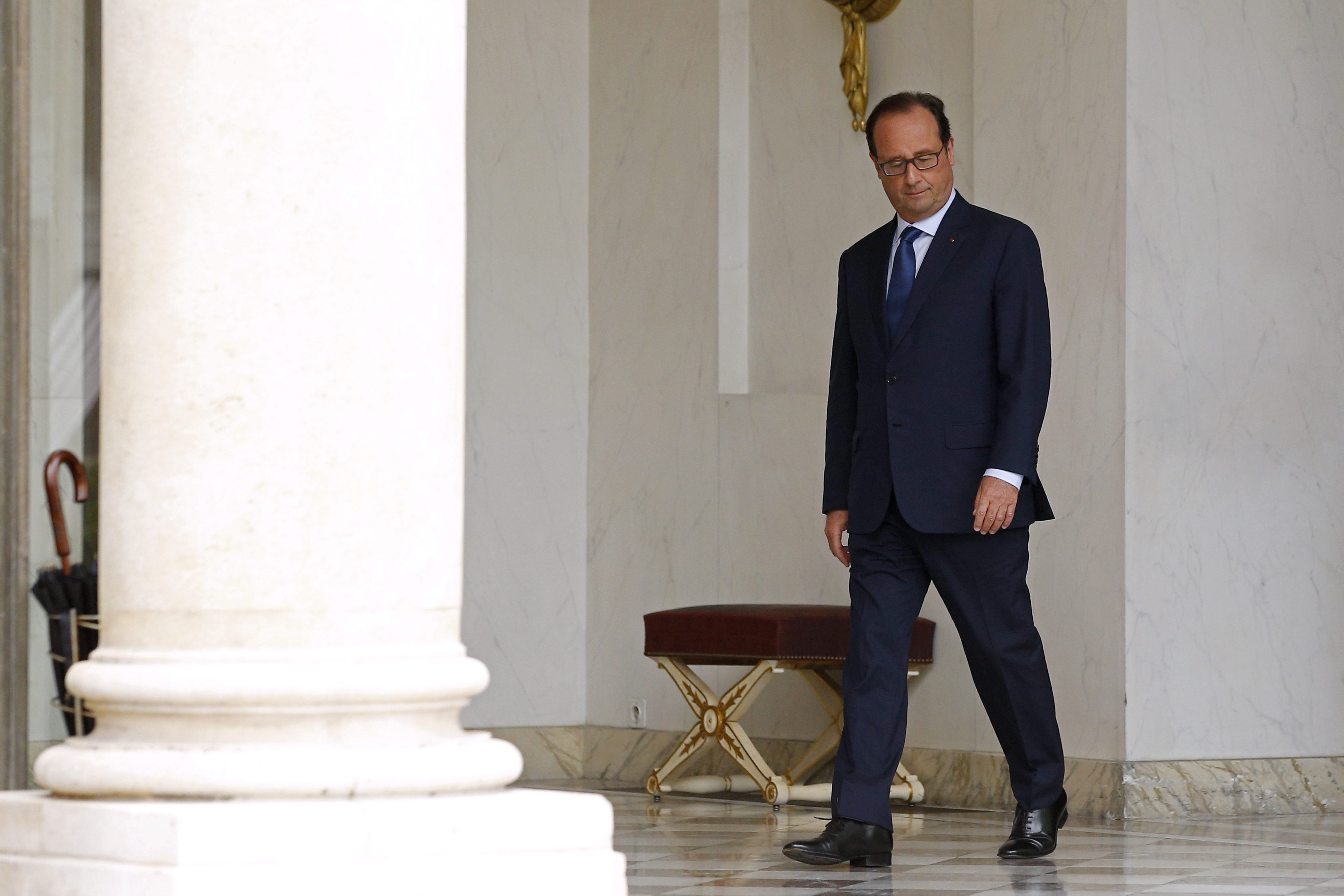 El presidente francés, François Hollande, sale del Palacio del Elíseo.