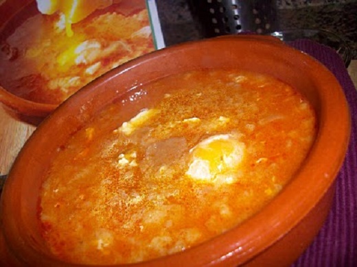 Sopa de ajo y patatas rellenas de huevo