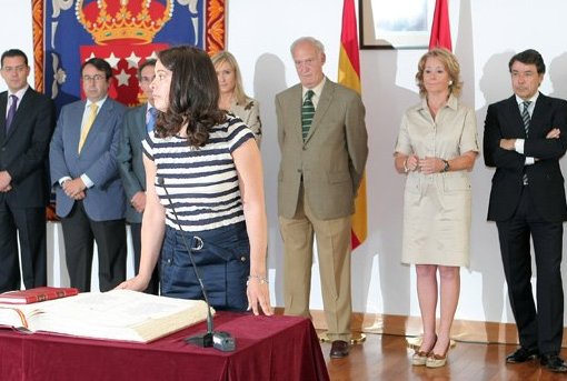 Elena Cerezo jura su cargo en Telemadrid ante la mirada de Ignacio González, Esperanza Aguirre, José Ignacio Echeverria y Cristina Cifuentes.