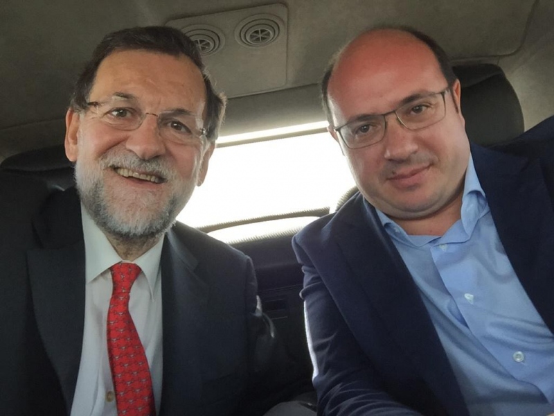 Mariano Rajoy y Pedro Antonio Sánchez se hacen un 'selfie'.