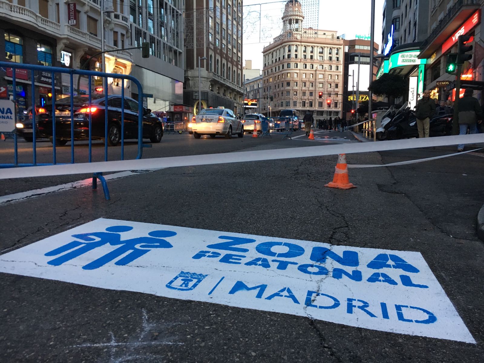 Los carriles señalizados en Gran Vía por los que se permite la circulación de peatones 