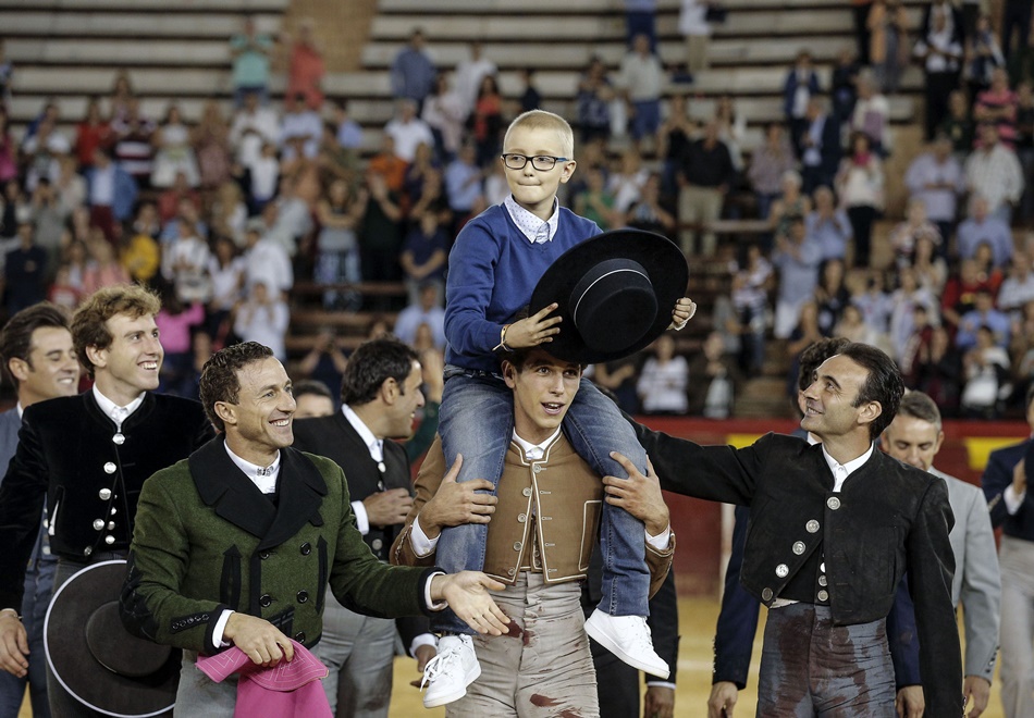 Imagen del pequeño Adrián saliendo a hombros tras el festival taurino para recaudar fondos. 