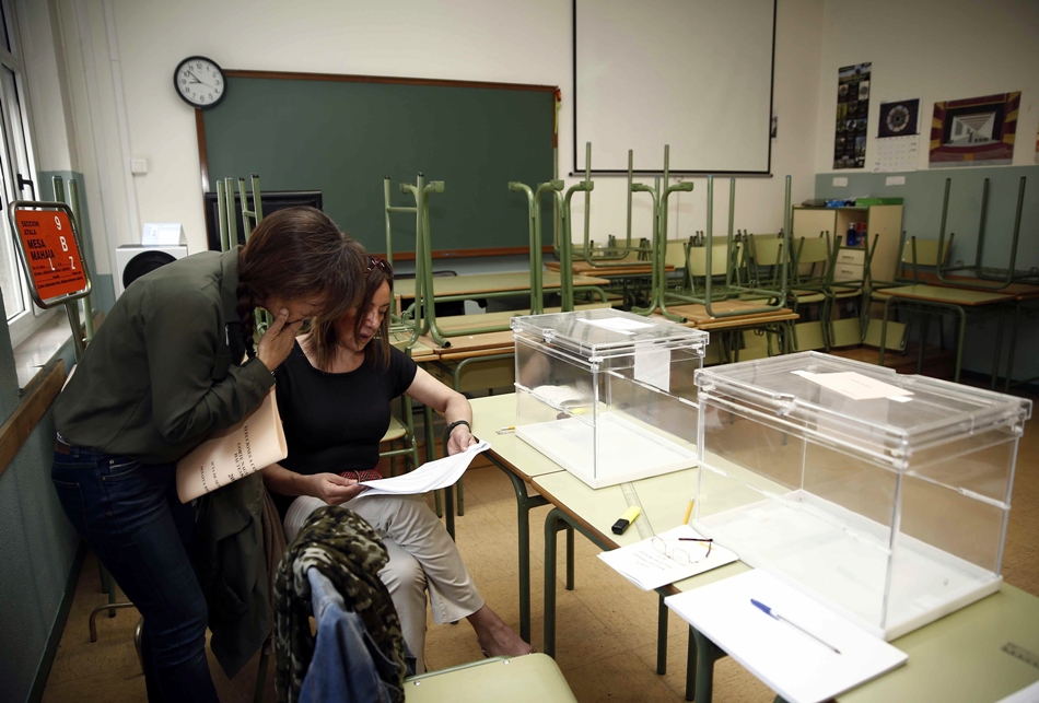 Preparando las urnas antes de la votación del pasado mes de junio. 