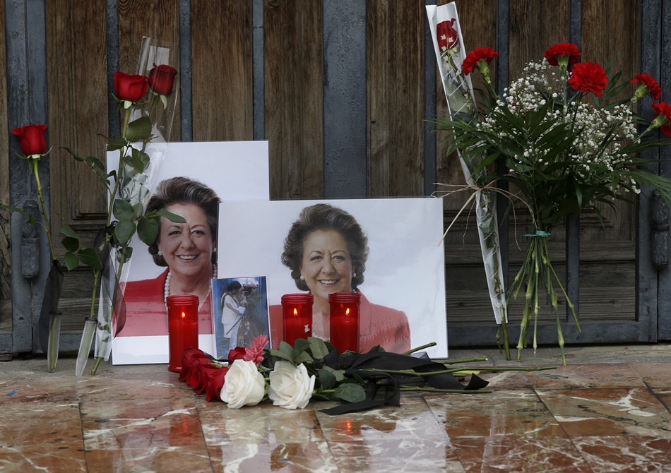 Flores y fotografías de la ex alcaldesa a las puertas de su casa en Valencia. 