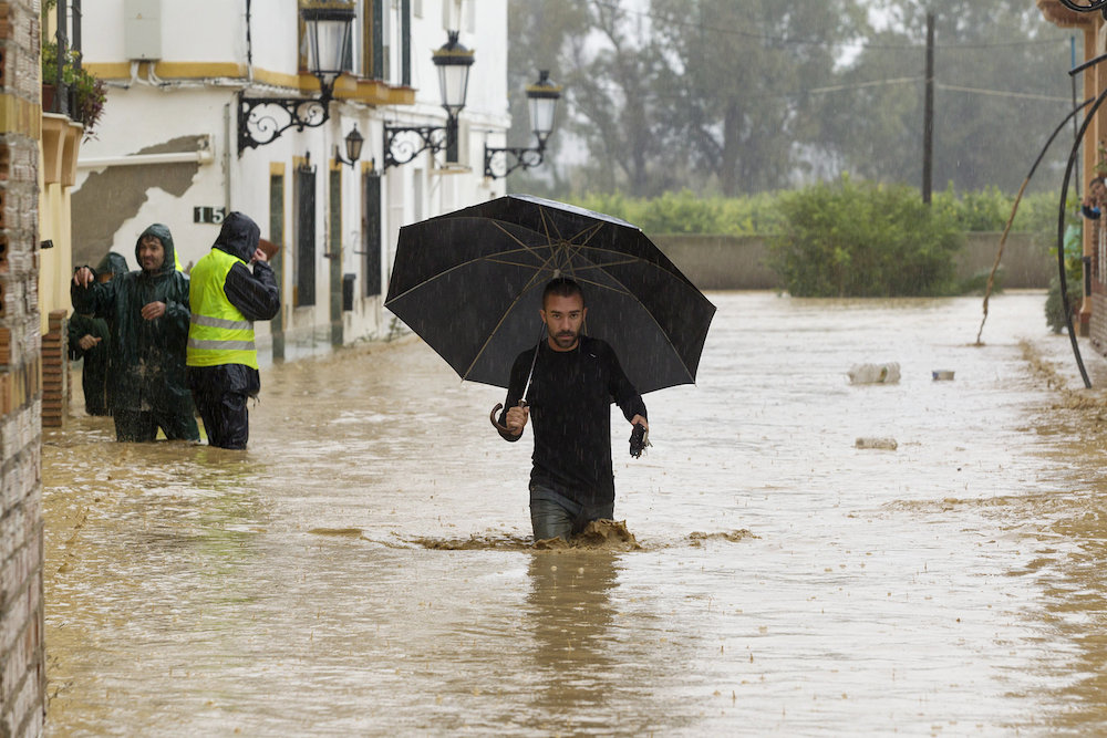 Una calle anegada en la barriada Doña Ana de la localidad malagueña de Cártama.