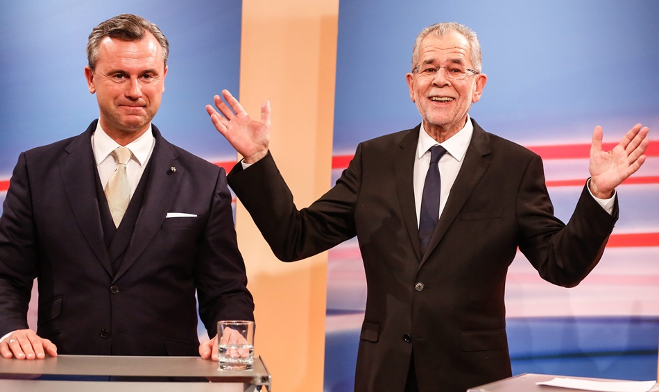 El ecologista Alexander Van der Bellen, gesticula ante el ultranacionalista Norbert Hofer tras conocerse el resultado electoral. 