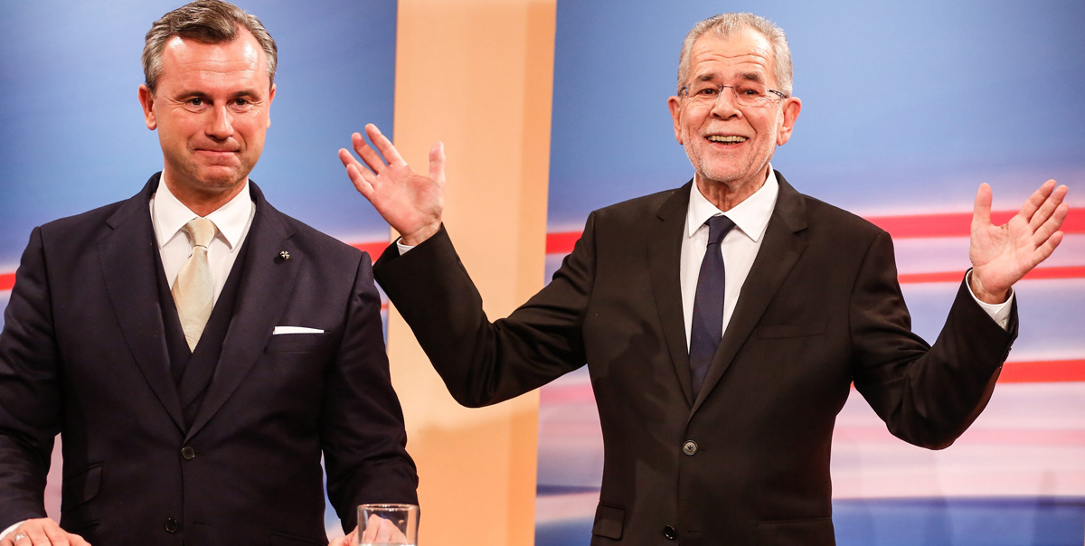 El ecologista Alexander Van der Bellen (d) gesticula ante el ultranacionalista Norbert Hofer (i) tras conocerse el resultado de las elecciones. EFE