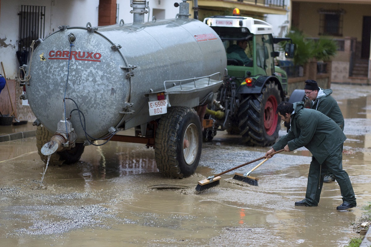Imagen de archivo de las labores de limpieza en las calles de Cártama (Málaga).