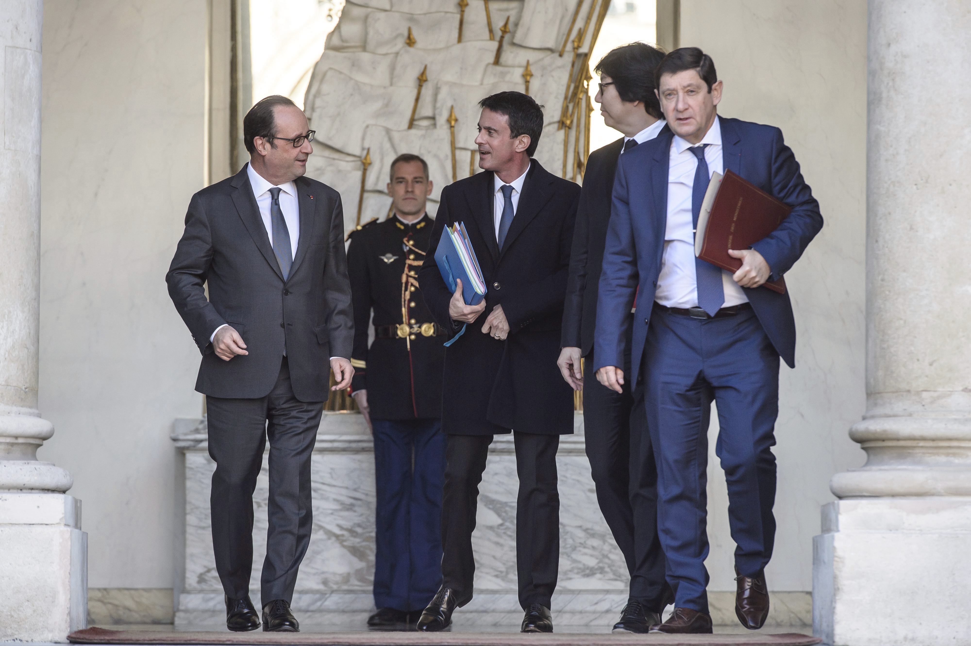 El presidente galo, François Hollande, conversa el hasta ahora primer ministro, Manuel Vals. 