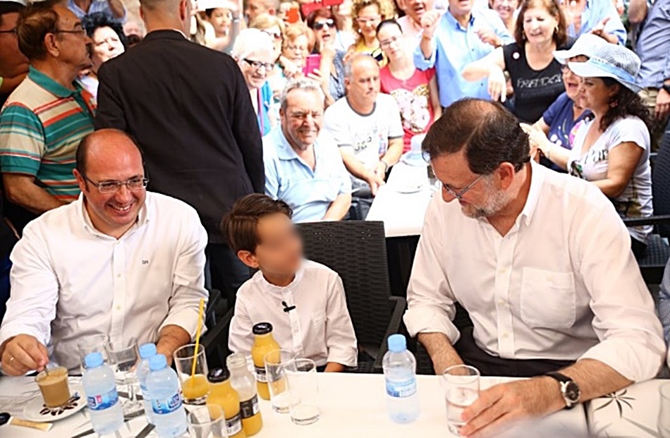 Rajoy y el presidente murciano desayunando con un niño durante la pasada campaña electoral. 