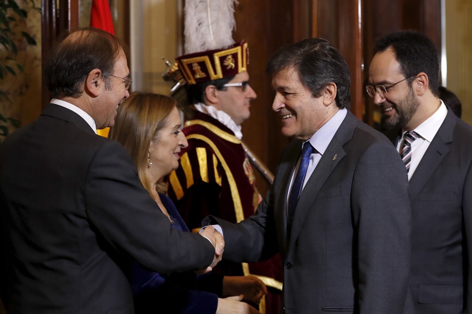 Javier Fernández saluda a los presidentes de Congreso y Senado este martes por el Día de la Constitución. 