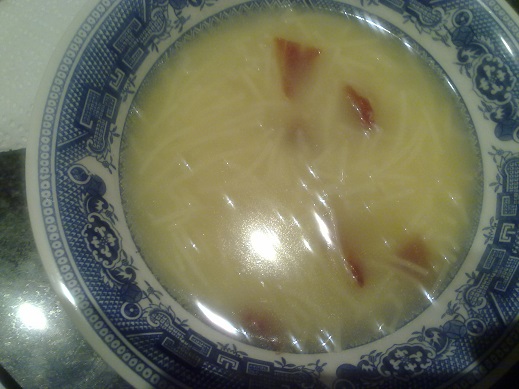 Sopa de fideos con jamón y filetes de ternera rellenos de salchichas