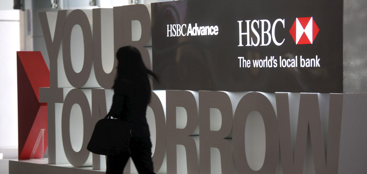 Una mujer se dirige a la sede de HSBC en Hong Kong, China. 