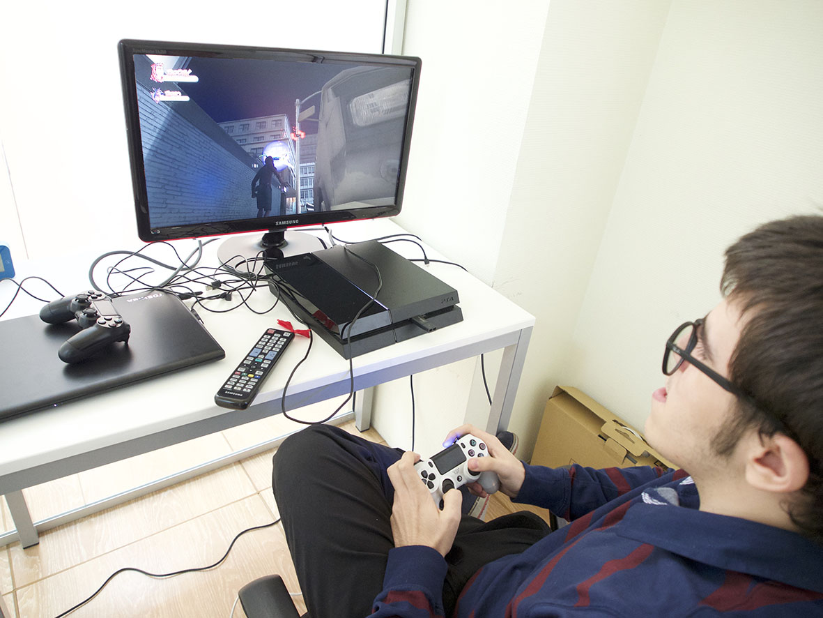 Consultores con autismo y Asperger de Specialisterne testando videojuegos españoles de PS4. Play Satation