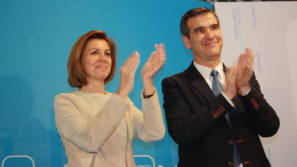 La ministra de Defensa, María Dolores de Cospedal, junto al alcalde de Guadalajara, Antonio Román