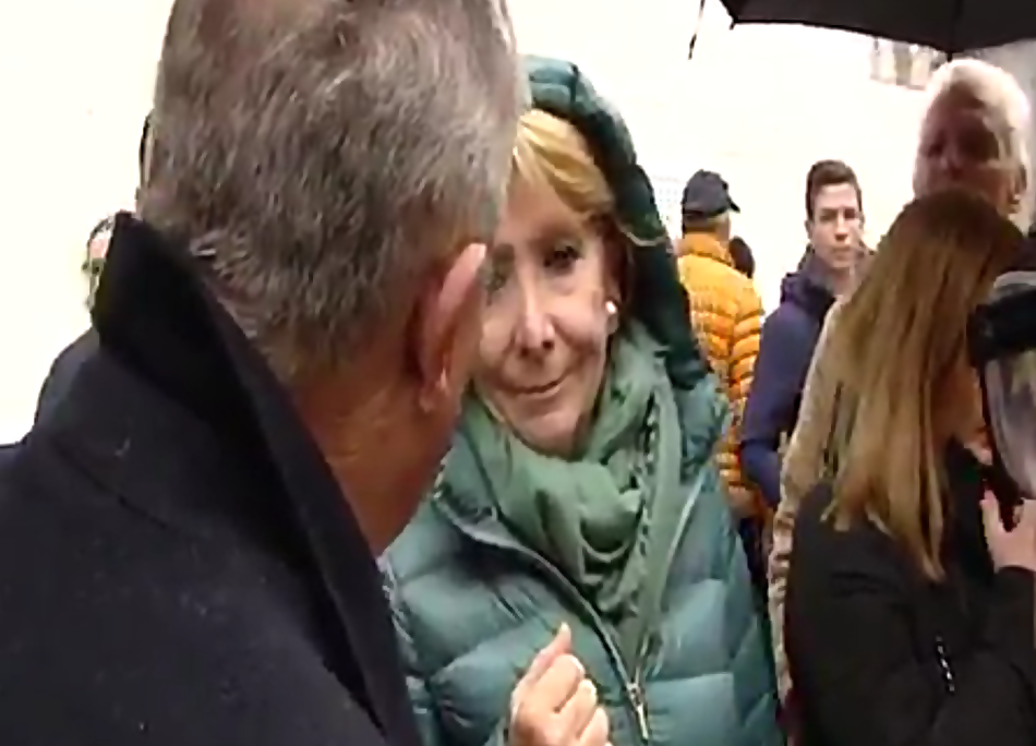 Momento en que el vecino de Badajoz habla con Aguirre. 